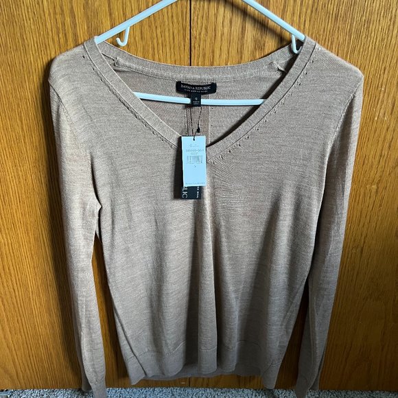 Banana Republic V Neck Sweater - Picture 1 of 2